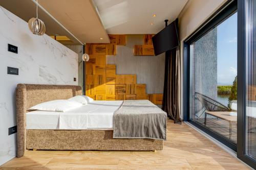 een slaapkamer met een bed en een balkon bij Serenity Resort in Codlea