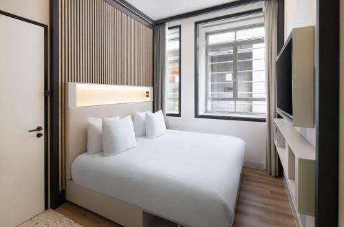 Postel nebo postele na pokoji v ubytování Motto By Hilton Rotterdam Blaak