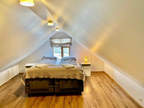 um quarto com uma cama grande num sótão em Cozy Central Hafnarfjörður - Reykjavík zone em Hafnarfjördur