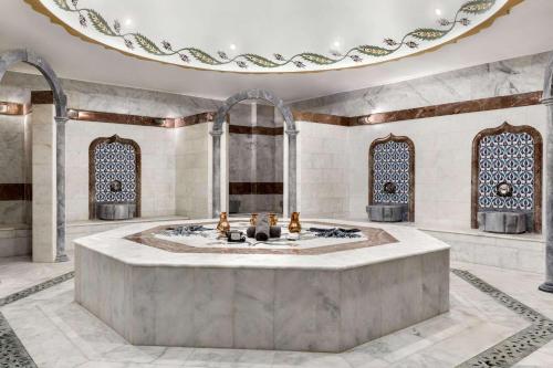 una representación de una mezquita con una fuente en una habitación en Wyndham Afyonkarahisar Thermal&Spa, en Erkmen
