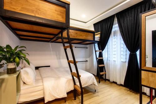 een slaapkamer met 2 stapelbedden en een raam bij Rumah Satu by NK in Alor Setar