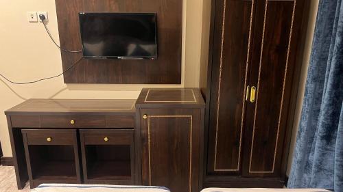 En tv och/eller ett underhållningssystem på فندق برج الدانة توصيل للحرم