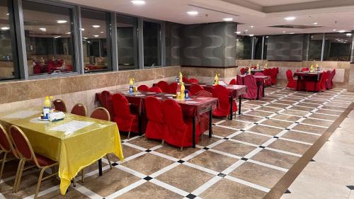 En restaurang eller annat matställe på فندق برج الدانة توصيل للحرم