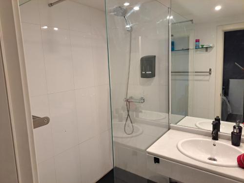 W łazience znajduje się prysznic i umywalka. w obiekcie Moraleja suite 2 w mieście Alcobendas