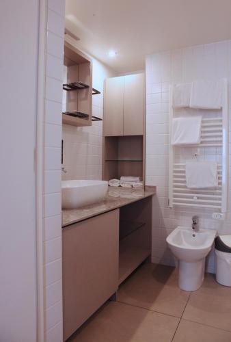 une salle de bain blanche avec un lavabo et des toilettes dans l'établissement Inter-Résidences auprés Multirésidence de l'Elysée, à Paris