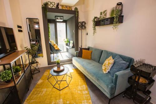 Happy Loft - Colorful Industrial Studio, fast internet, near main station