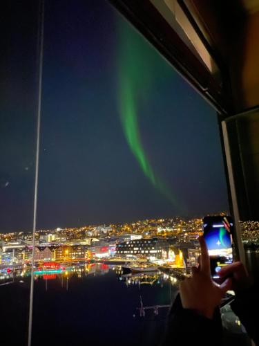 Pemandangan umum bagi Tromsø atau pemandangan bandar yang diambil dari apartmen