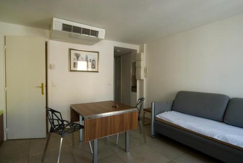 un salon avec un canapé et une table dans l'établissement Inter-Résidences auprés Multirésidence de l'Elysée, à Paris