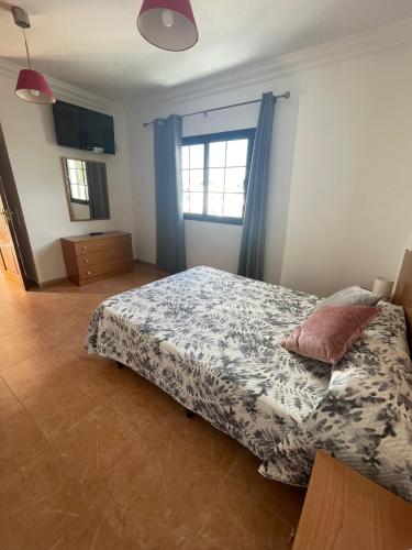 a bedroom with a bed and a window at Casa volcán in Tahiche
