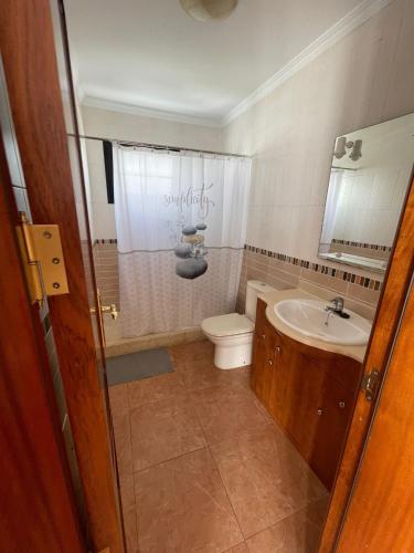 a bathroom with a toilet and a sink at Casa volcán in Tahiche