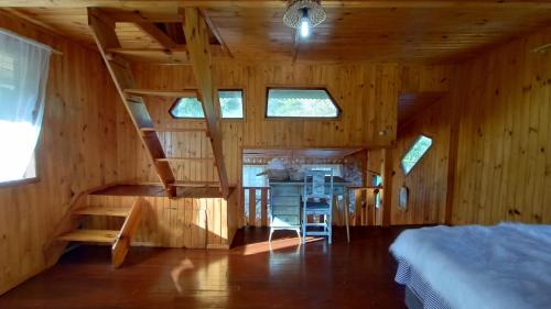 een kamer met een trap in een blokhut bij Casa Meu Céu in Itá
