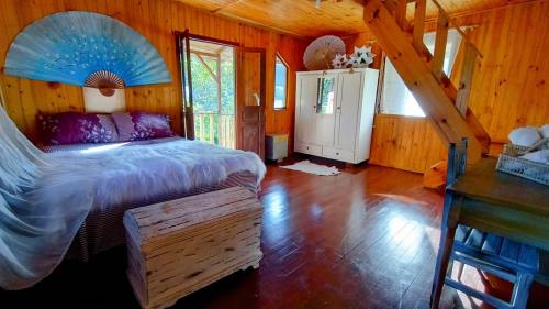 ein Schlafzimmer mit einem Bett in einer Holzhütte in der Unterkunft Casa Meu Céu in Itá