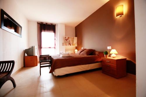 1 dormitorio con 1 cama y TV en La Salle Litoral - ONLY FAMILIES, en Cambrils