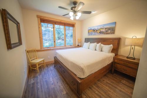 Settlers Creek 6500 في كيستون: غرفة نوم بسرير ومروحة سقف