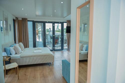 een woonkamer met een bank en een tafel bij 80qm privates Hausboot in Hamburg-Mitte in Hamburg