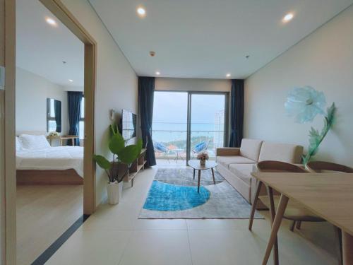 ein Wohnzimmer mit einer Couch und einem Bett in der Unterkunft The sóng house vũng tàu Apartment in Vũng Tàu