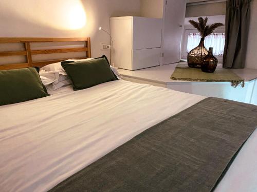 フィレンツェにあるAcacia Firenze - Giglioのベッドルーム1室(大型ベッド1台、白いシーツ、緑の枕付)
