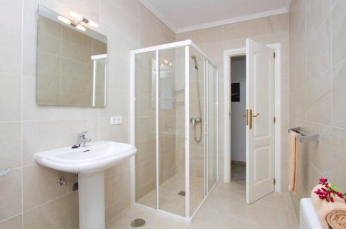 Kúpeľňa v ubytovaní Modern Los Mojones Villa 3 Bedrooms Private Heated Pool Villa Marcus Puerto Del Carmen