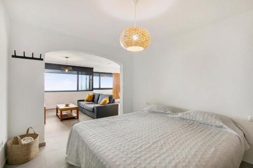 una camera con letto e divano di Apartamento Atlántico a Los Realejos