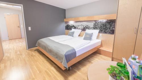 Ένα ή περισσότερα κρεβάτια σε δωμάτιο στο JUFA Hotel Montafon