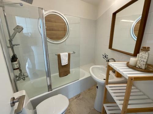 een badkamer met een douche, een toilet en een wastafel bij David Frishman Residence - Sea view penthouse in Tel Aviv