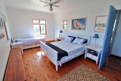 um quarto com uma cama grande e uma mesa em Kykmar Beach House em Stilbaai
