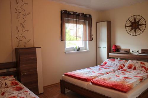 een slaapkamer met een bed en een raam bij kleines Ferienhaus am Feldrand in Malchow