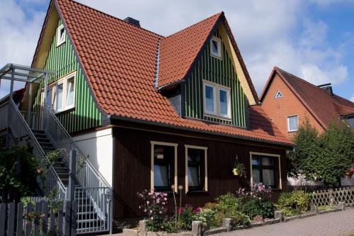 una casa con techo verde y marrón en Ferienwohnungen Hexenstieg & Wurmbergblick, en Schierke