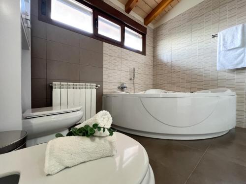 a bathroom with a tub and a toilet and a sink at CASA VISTA SIERRA in Jaraiz de la Vera