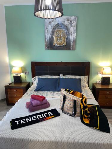 - une chambre dotée d'un lit avec une photo sur le mur dans l'établissement Apartamento Sofia Los Cristianos, à Los Cristianos