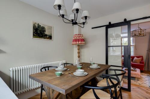 チェスターにある*NEW* Little Pyecroft House, Chesterの木製のテーブルと椅子のあるダイニングルーム