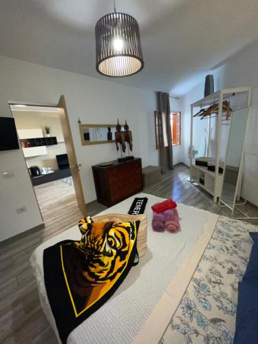 Cette chambre dispose d'un lit avec un oreiller tigre. dans l'établissement Apartamento Sofia Los Cristianos, à Los Cristianos