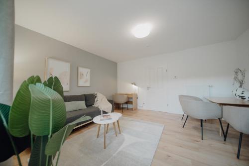 uma sala de estar com um sofá e uma mesa em FR02 - Design Apartment Koblenz City - 1 Bedroom em Koblenz