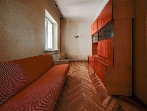 un soggiorno con divano arancione e armadio di Sweet Home a Klarysew