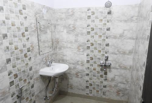 Vonios kambarys apgyvendinimo įstaigoje HOTEL JKM PALACE Near Apollo Hospital