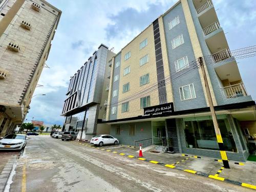 an empty street in front of a hotel at Daar AL Maqam Suites Apartments Salalah in Salalah