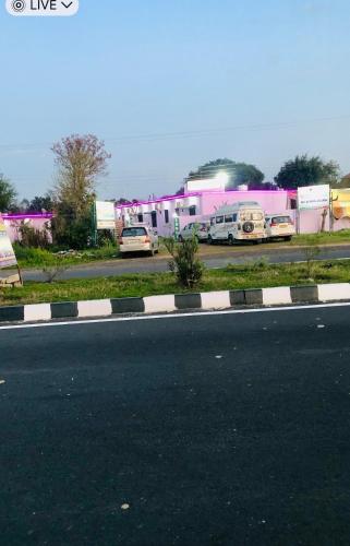Gambar di galeri bagi TOURIST LODGE di Surajpur Jikkla