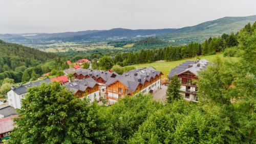 z góry widok na ośrodek w górach w obiekcie Apartamenty Karpatia Resort by ROYAL APARTS w mieście Karpacz