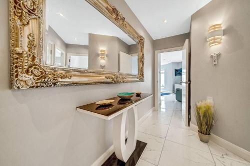 pasillo con espejo grande y mesa en The Peace Bridge Apartment, en Derry Londonderry