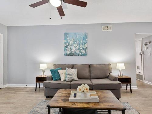 a living room with a couch and a ceiling fan at The Flower Rm Dwntn,MedCtr,eado, TSU,Rodeo in Houston
