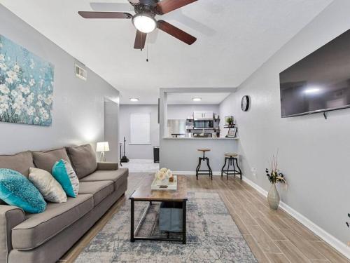 a living room with a couch and a ceiling fan at The Flower Rm Dwntn,MedCtr,eado, TSU,Rodeo in Houston