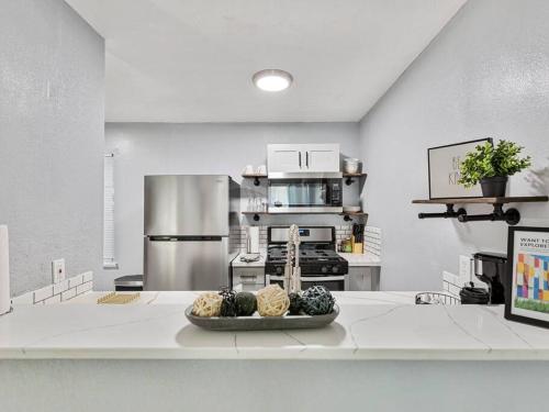 a kitchen with a bowl of food on a counter at The Flower Rm Dwntn,MedCtr,eado, TSU,Rodeo in Houston