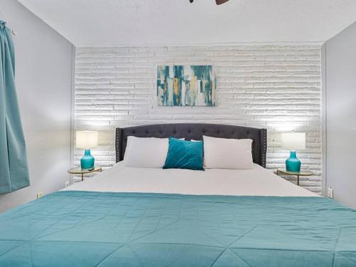 a bedroom with a large bed with blue and white at The Flower Rm Dwntn,MedCtr,eado, TSU,Rodeo in Houston