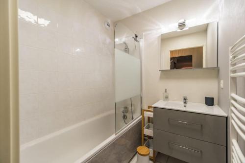 Bathroom sa Saint-Brieuc : Charmant appartement proche gare