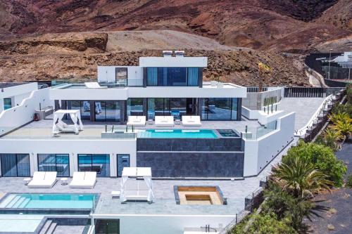 eine Luftansicht eines Hauses mit Pool in der Unterkunft Villa Infinity in Playa Blanca