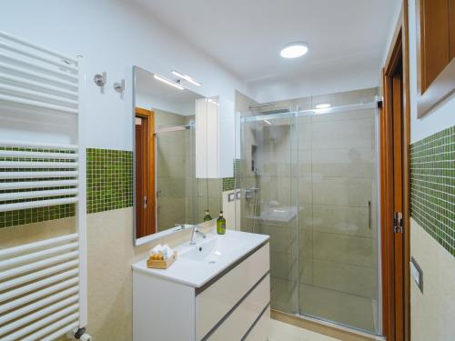 uma casa de banho com um lavatório e um chuveiro em Da Sara em Pozzuoli