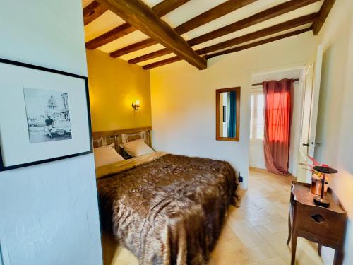 Un dormitorio con una cama grande en una habitación. en Les Arts - Cocon romantique en Baie de Somme, en Boismont