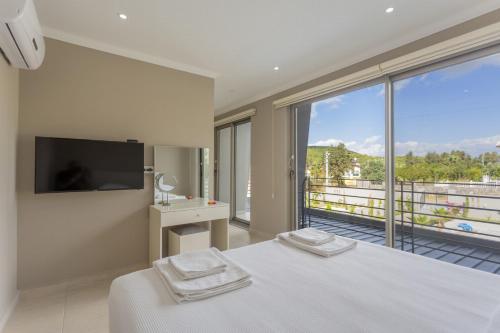 厄呂代尼茲的住宿－Villa Moderno B，一间卧室设有一张床和一个大窗户