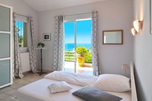 Tempat tidur dalam kamar di Villa d’exception Saint-Florent vue mer