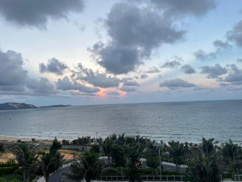 uma vista para o oceano a partir de um resort em Apec mandala mũi né em Phan Thiet